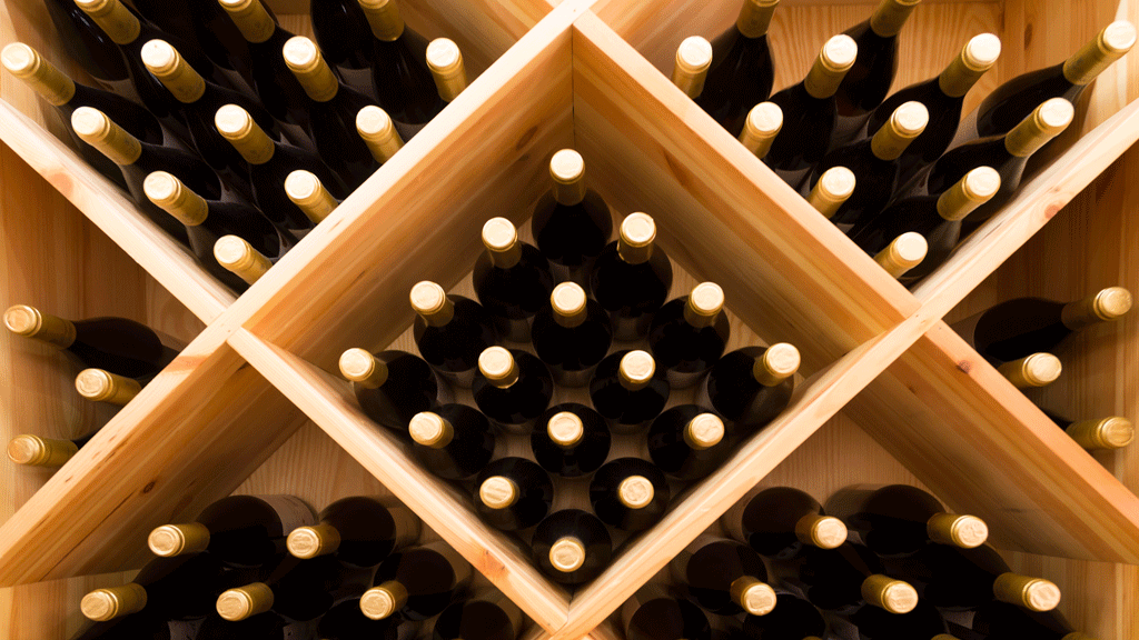 Niche vide sous plan de travail avec mètre ruban pour installation cave à vin